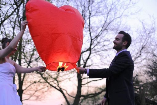 lanterne volante en forme de coeur lors d un mariage
