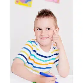 Enfant qui refléchi a personnaliser une lanterne volante