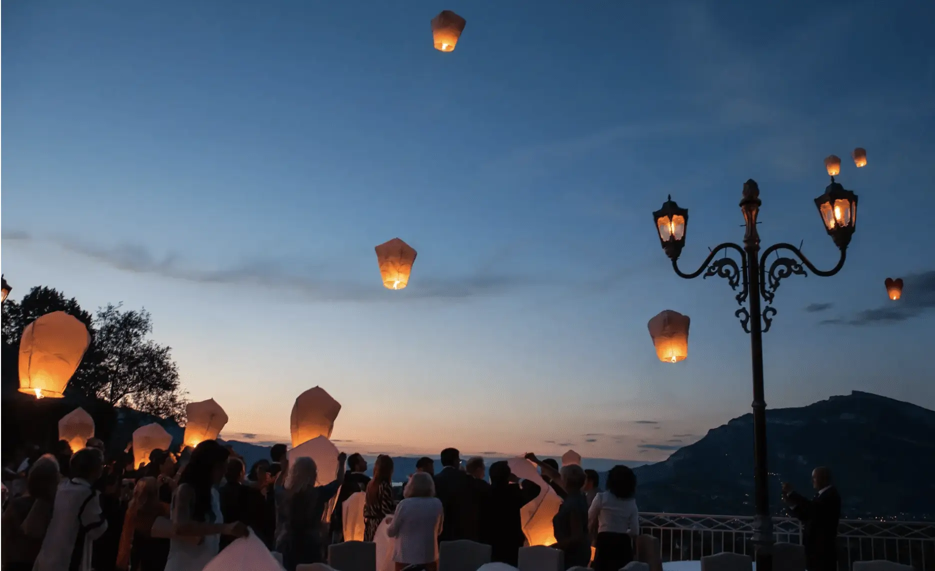 Lâcher de lanternes volantes lors d’un mariage