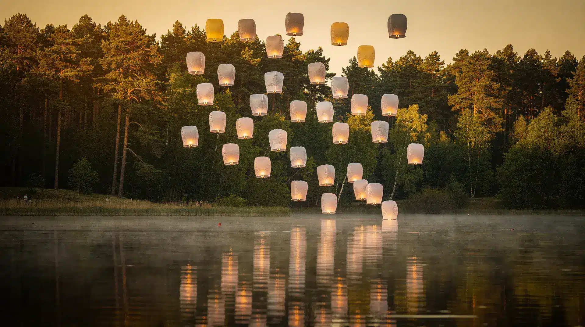 Lâcher de lampions volants au crépuscule lors d'une cérémonie en plein air